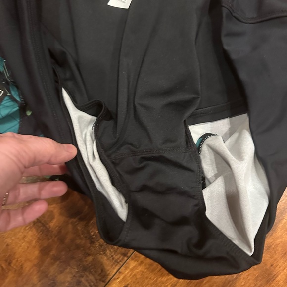 Oiselle Women’s 8 Black and green shorts - Picture 6 of 8